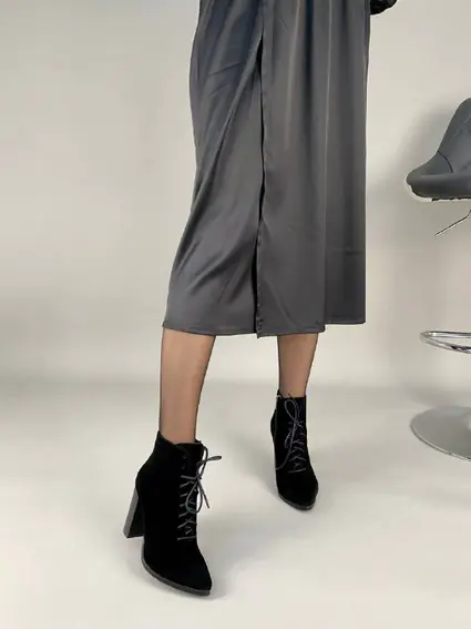 Ботильоны женские замшевые черного цвета на каблуке со шнуровкой демисезонные фото 2 — интернет-магазин Tapok
