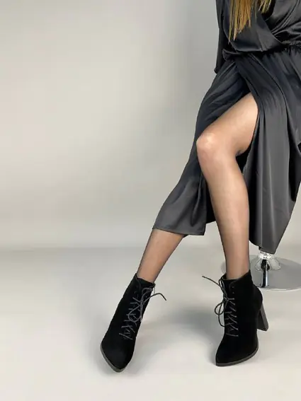 Ботильоны женские замшевые черного цвета на каблуке со шнуровкой демисезонные фото 3 — интернет-магазин Tapok