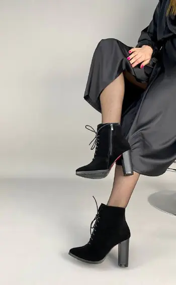 Ботильоны женские замшевые черного цвета на каблуке со шнуровкой демисезонные фото 5 — интернет-магазин Tapok