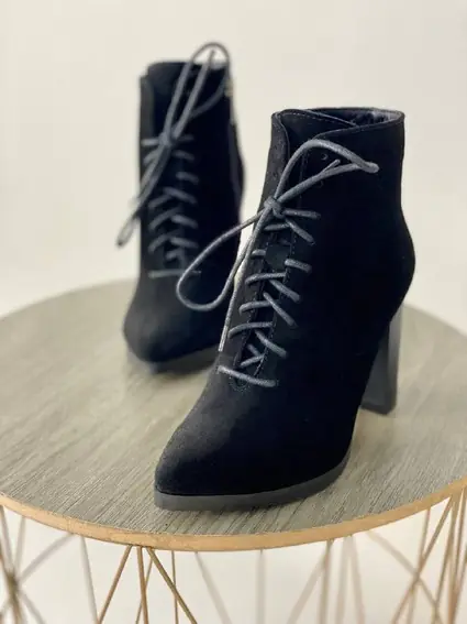 Ботильоны женские замшевые черного цвета на каблуке со шнуровкой демисезонные фото 6 — интернет-магазин Tapok