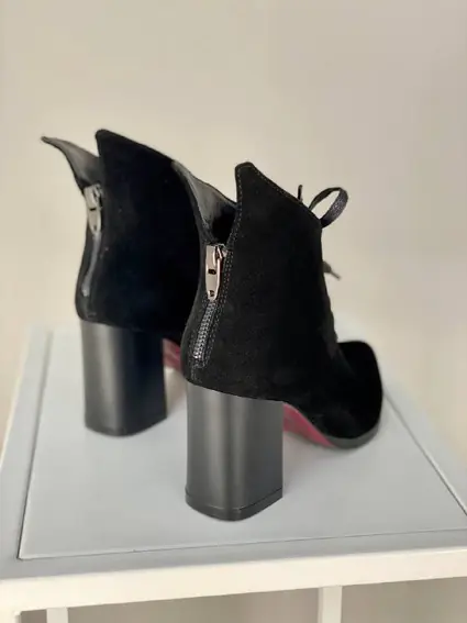 Ботильоны женские замшевые черные на каблуке со шнуровкой демисезонные фото 8 — интернет-магазин Tapok