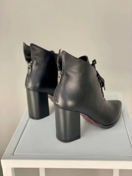 Ботильоны женские кожаные черные на каблуке со шнуровкой демисезонные фото 8 — интернет-магазин Tapok