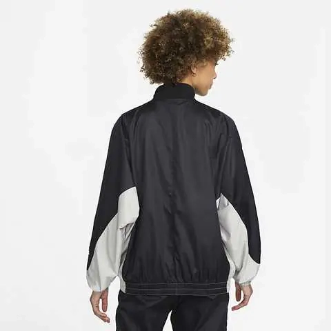 Женская куртка NIKE W NSW WVN JKT AMD DM6084-010 фото 2 — интернет-магазин Tapok