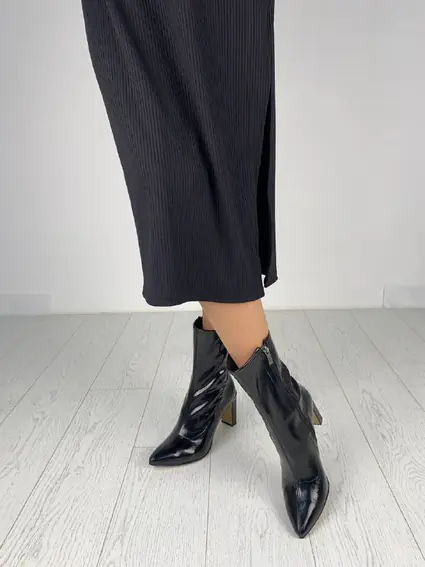 Ботинки женские кожа наплак черного цвета на каблуке демисезонные фото 6 — интернет-магазин Tapok