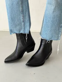 Ботинки казаки женские кожаные черные на каблуке демисезонные