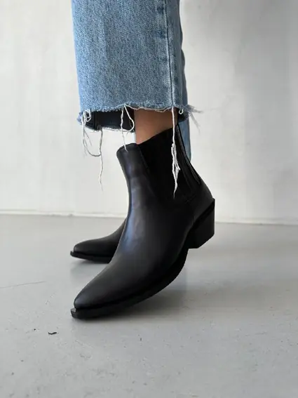 Ботинки казаки женские кожаные черные на каблуке демисезонные фото 2 — интернет-магазин Tapok