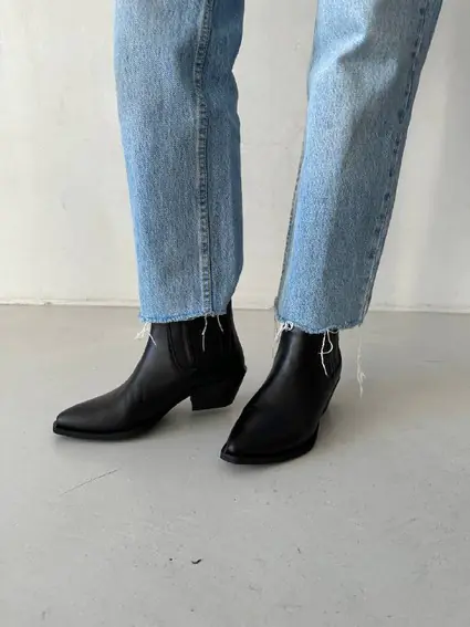 Ботинки казаки женские кожаные черные на каблуке демисезонные фото 3 — интернет-магазин Tapok