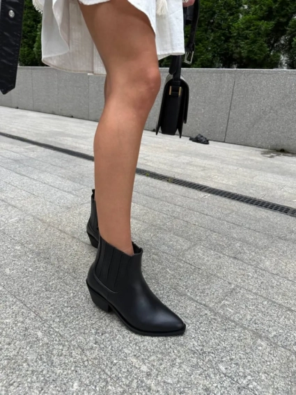 Ботинки казаки женские кожаные черные на каблуке демисезонные фото 12 — интернет-магазин Tapok