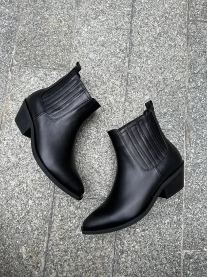 Ботинки казаки женские кожаные черные на каблуке демисезонные фото 18 — интернет-магазин Tapok