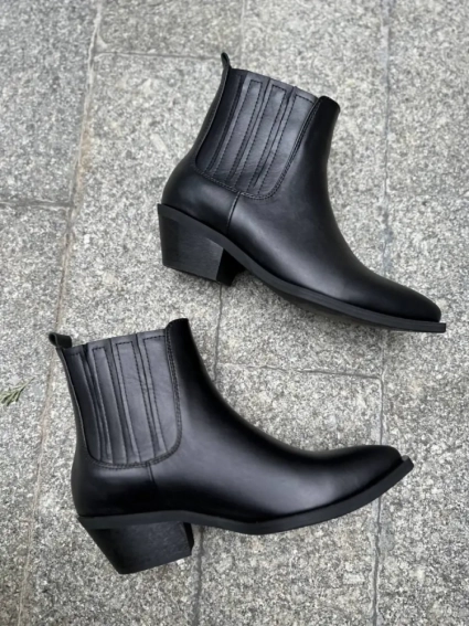 Ботинки казаки женские кожаные черные на каблуке демисезонные фото 19 — интернет-магазин Tapok