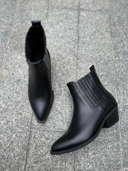 Ботинки казаки женские кожаные черные на каблуке демисезонные фото 20 — интернет-магазин Tapok