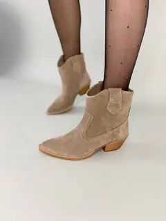 Ботинки казаки женские замшевые цвета капучино на каблуке демисезонные