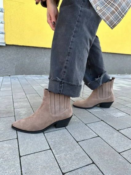 Ботинки казаки женские замшевые цвета капучино на каблуке демисезонные фото 14 — интернет-магазин Tapok