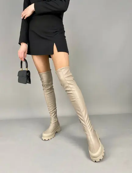 Чоботи-панчохи жіночі стрейч шкіра бежевого кольору на низькому ходу демісезонні фото 4 — інтернет-магазин Tapok