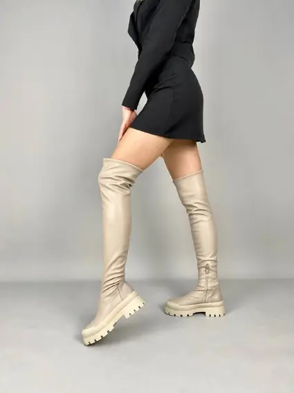 Чоботи-панчохи жіночі стрейч шкіра бежевого кольору на низькому ходу демісезонні фото 5 — інтернет-магазин Tapok