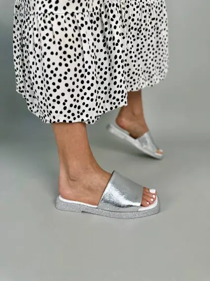 Шльопанці жіночі шкіряні срібного кольору фото 1 — інтернет-магазин Tapok