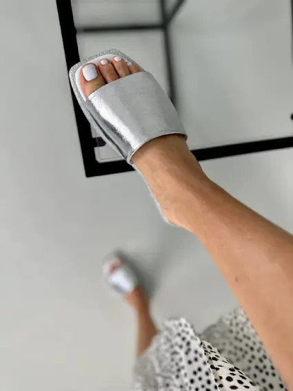 Шльопанці жіночі шкіряні срібного кольору фото 10 — інтернет-магазин Tapok