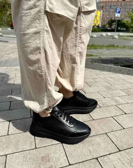 Кросівки жіночі шкіряні чорні з перфорацією фото 2 — інтернет-магазин Tapok