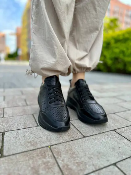 Кросівки жіночі шкіряні чорні з перфорацією фото 3 — інтернет-магазин Tapok