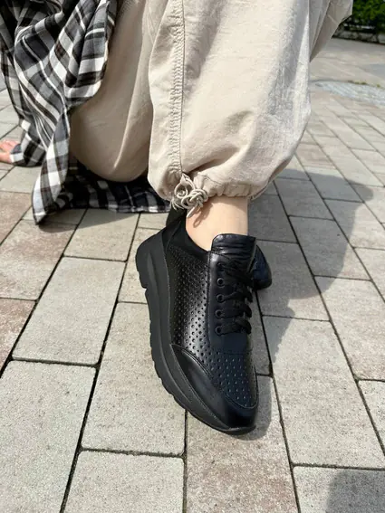 Кроссовки женские кожаные черные с перфорацией фото 5 — интернет-магазин Tapok