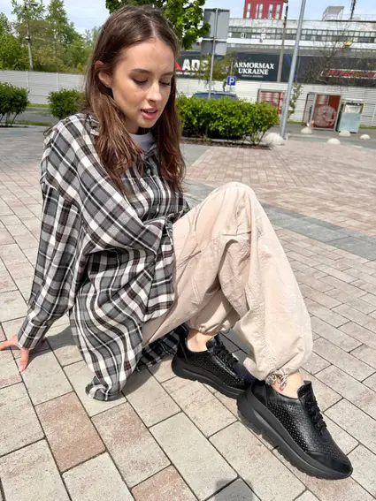 Кроссовки женские кожаные черные с перфорацией фото 6 — интернет-магазин Tapok