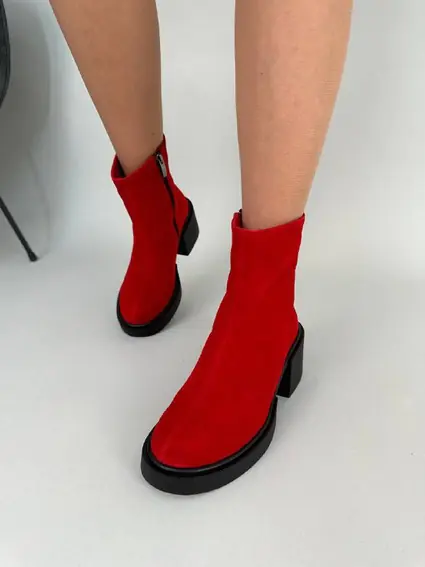 Ботинки женские замшевые красные на каблуках демисезонные фото 3 — интернет-магазин Tapok
