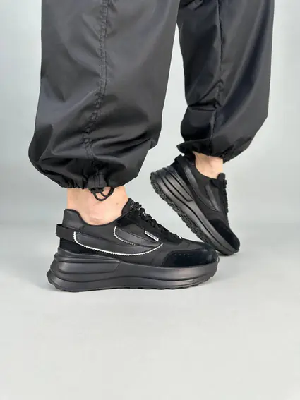 Кросівки жіночі з нейлону чорного кольору зі вставками шкіри та замші. фото 1 — інтернет-магазин Tapok