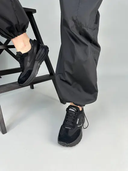 Кросівки жіночі з нейлону чорного кольору зі вставками шкіри та замші. фото 10 — інтернет-магазин Tapok