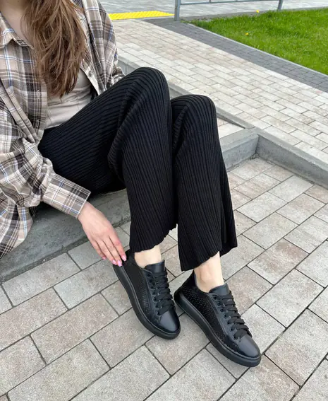 Кеды женские кожаные черного цвета с перфорацией фото 3 — интернет-магазин Tapok
