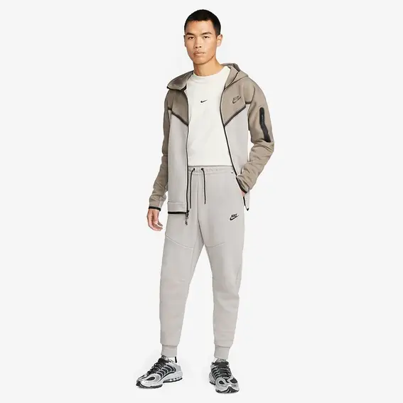 Брюки чоловічі Nike Sportswear Tech Fleece Joggers (DV0538-016) фото 2 — інтернет-магазин Tapok
