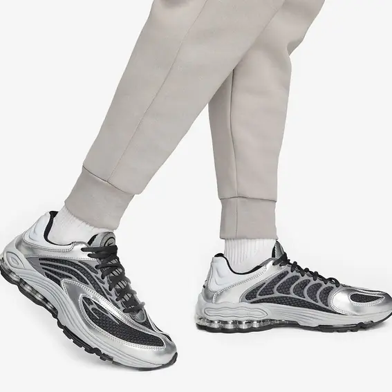Брюки чоловічі Nike Sportswear Tech Fleece Joggers (DV0538-016) фото 6 — інтернет-магазин Tapok