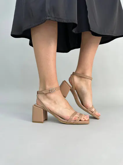 Босоножки женские кожаные бежевые на устойчивом каблуке фото 1 — интернет-магазин Tapok