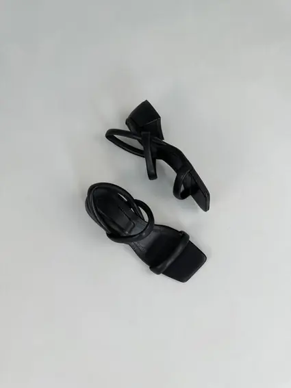Босоножки женские кожаные черные на каблуке фото 13 — интернет-магазин Tapok