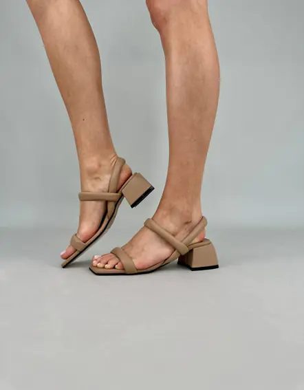 Босоножки женские кожаные карамельные на каблуке фото 1 — интернет-магазин Tapok