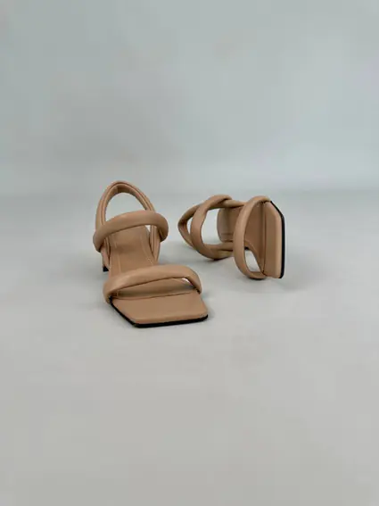Босоножки женские кожаные карамельные на каблуке фото 12 — интернет-магазин Tapok