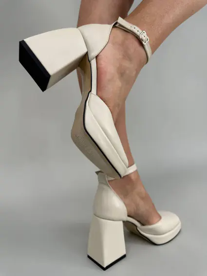 Босоножки женские кожаные молочного цвета на каблуках фото 6 — интернет-магазин Tapok