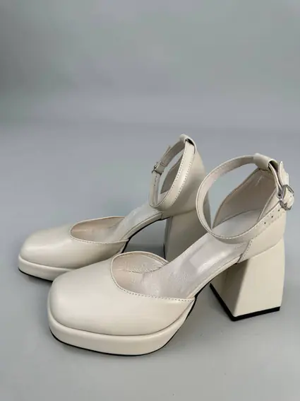 Босоножки женские кожаные молочного цвета на каблуках фото 9 — интернет-магазин Tapok