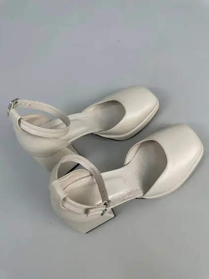 Босоножки женские кожаные молочного цвета на каблуках фото 11 — интернет-магазин Tapok