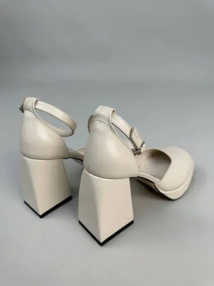 Босоножки женские кожаные молочного цвета на каблуках фото 13 — интернет-магазин Tapok