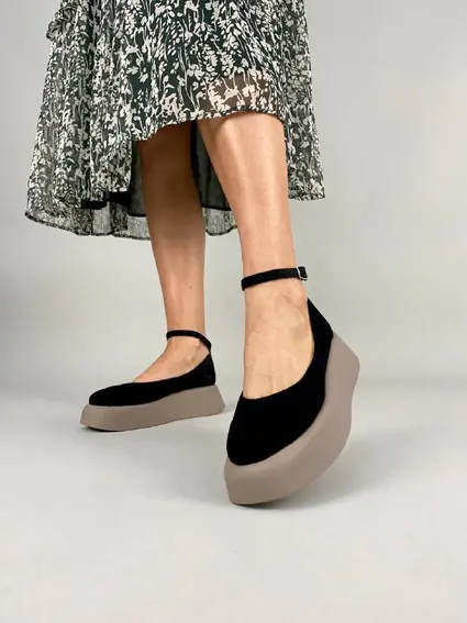 Туфлі жіночі замшеві чорного кольору на платформі фото 4 — інтернет-магазин Tapok