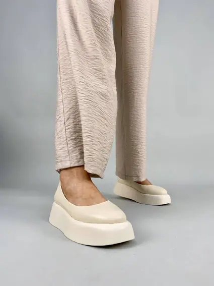 Туфлі жіночі шкіряні молочного кольору на платформі фото 3 — інтернет-магазин Tapok