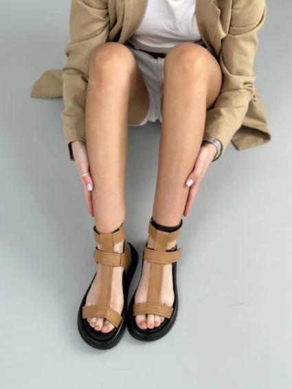 Босоніжки жіночі шкіряні карамельні на липучці фото 18 — інтернет-магазин Tapok