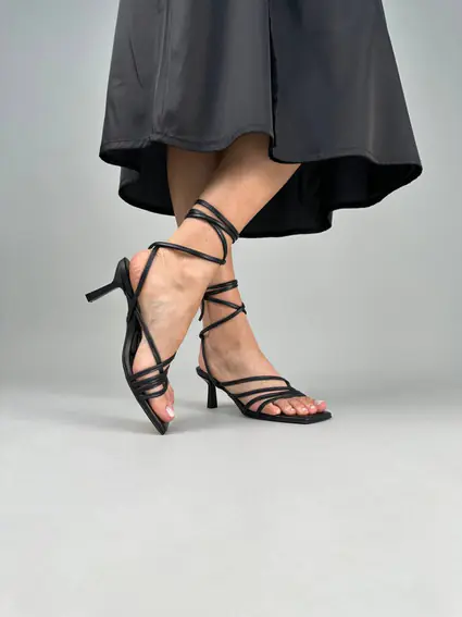 Босоножки женские кожаные черные на каблуках на завязках фото 3 — интернет-магазин Tapok