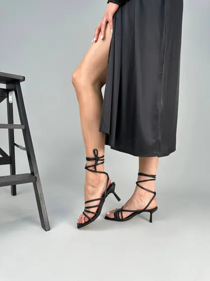 Босоножки женские кожаные черные на каблуках на завязках фото 4 — интернет-магазин Tapok