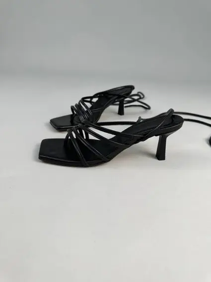 Босоножки женские кожаные черные на каблуках на завязках фото 10 — интернет-магазин Tapok
