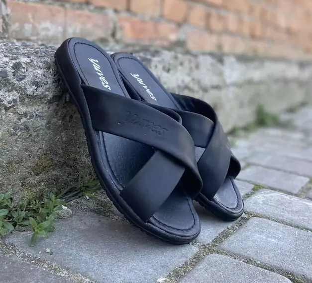 Мужские шлепанцы кожаные летние черные Yuves X16 фото 1 — интернет-магазин Tapok