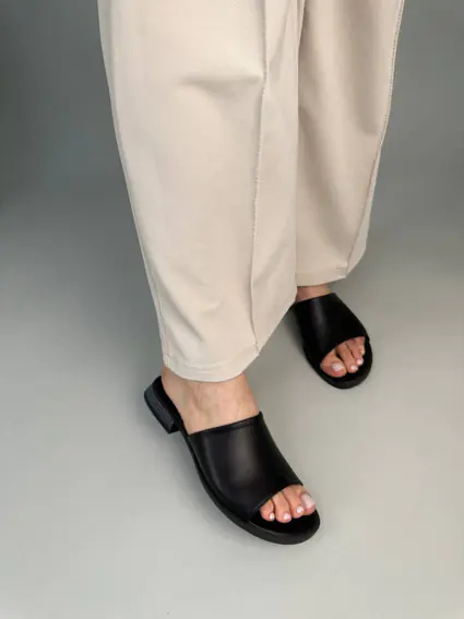 Шлепанцы женские кожаные черного цвета фото 2 — интернет-магазин Tapok