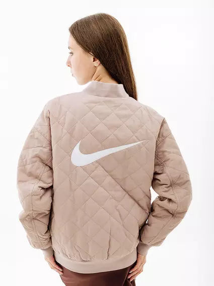 Куртка Nike W NSW VRSTY BMBR JKT DV7876-272 фото 2 — интернет-магазин Tapok