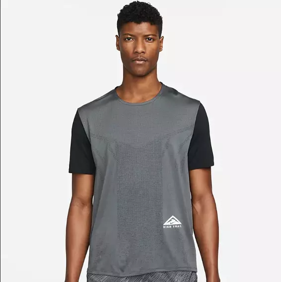 Мужская футболка NIKE M NK DF TRAIL RISE 365 SS DM4646-010 фото 1 — интернет-магазин Tapok