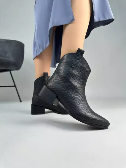 Ботинки казаки женские кожа рептилия черного цвета на каблуке демисезонные фото 4 — интернет-магазин Tapok